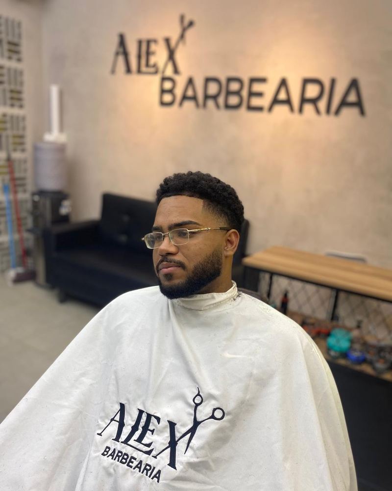 Cliente com corte degradê e barba alinhada